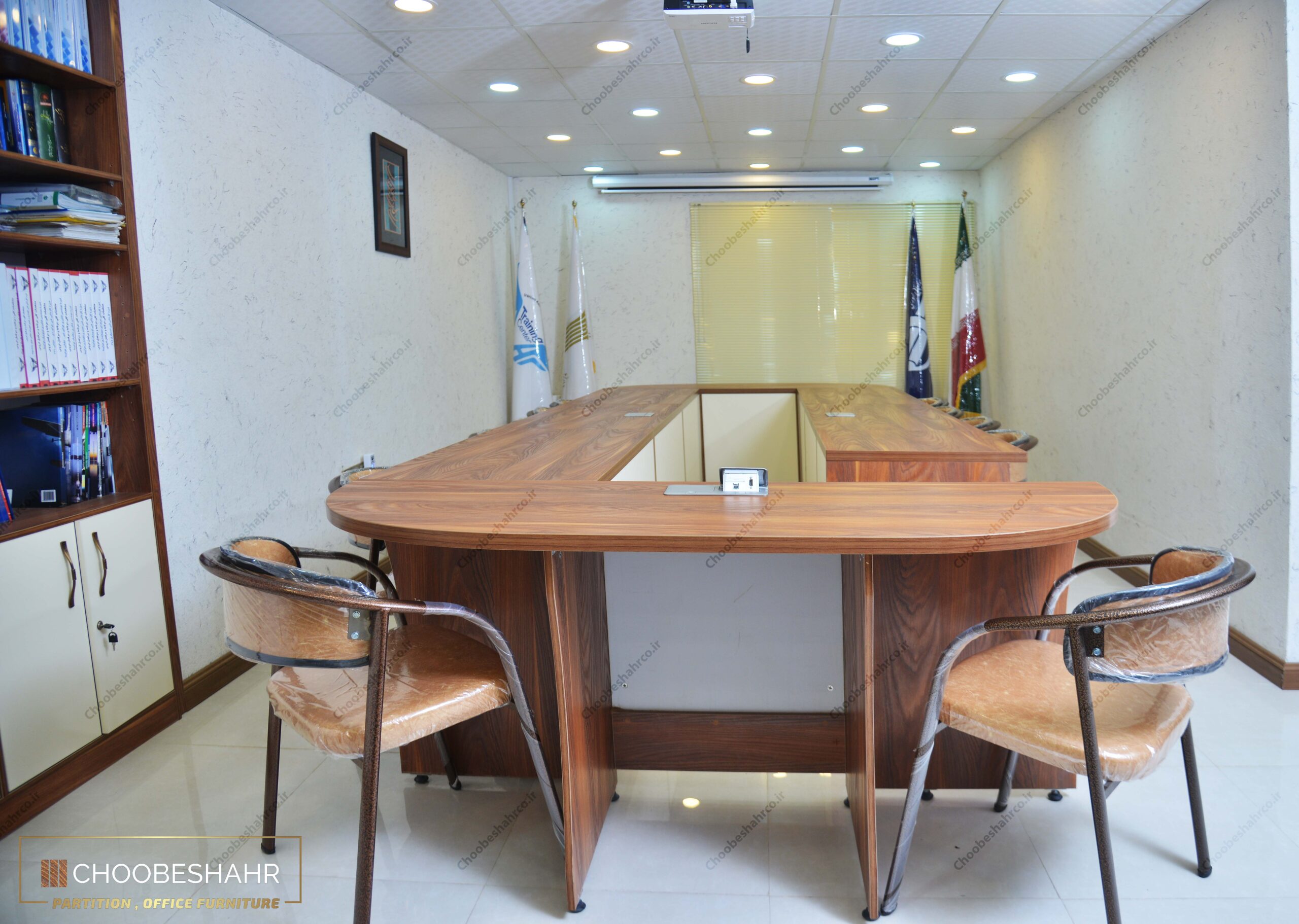 میز کنفرانس اتاق مدیریت دانشگاه آسمان ایرانیان