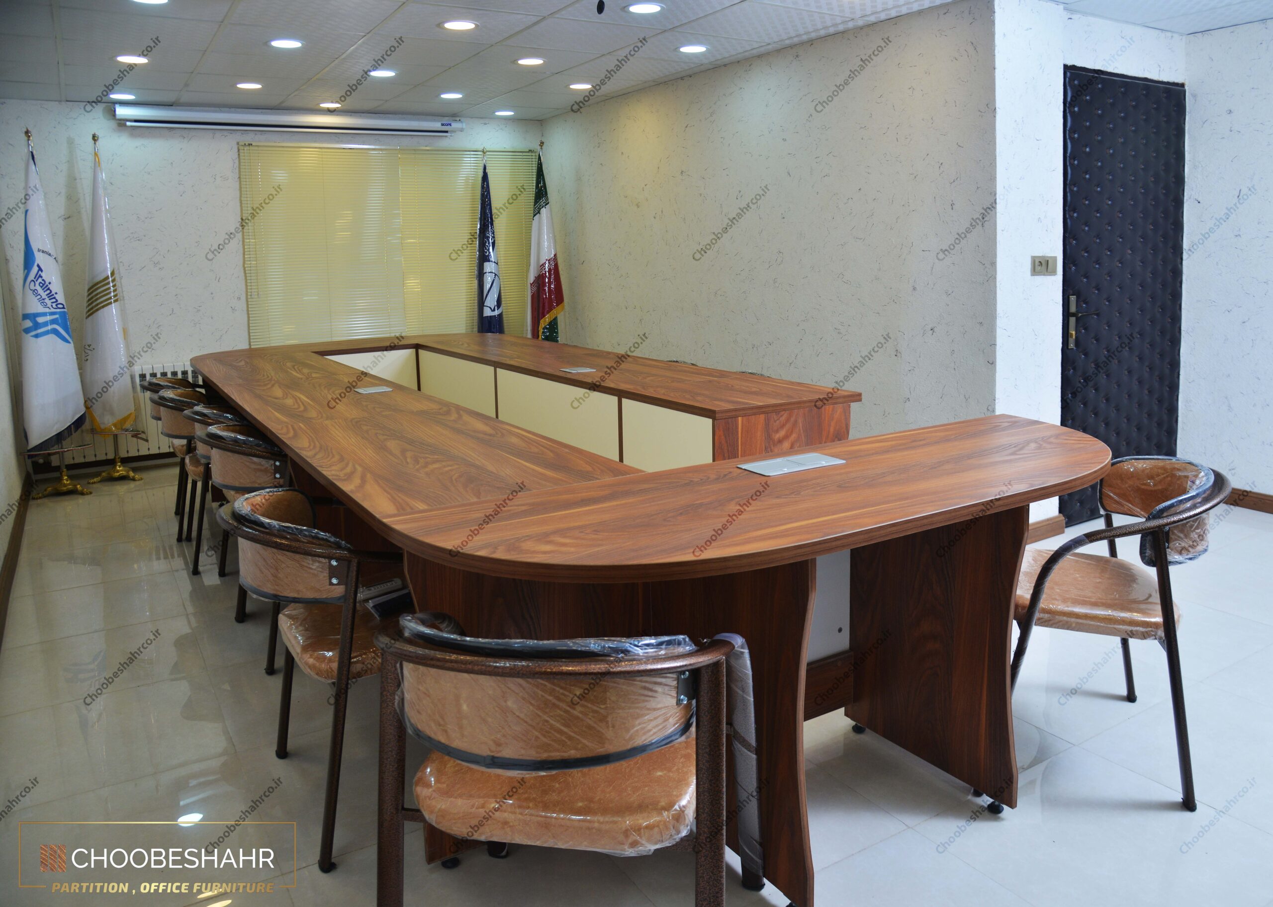 میز کنفرانس اتاق مدیریت دانشگاه آسمان ایرانیان