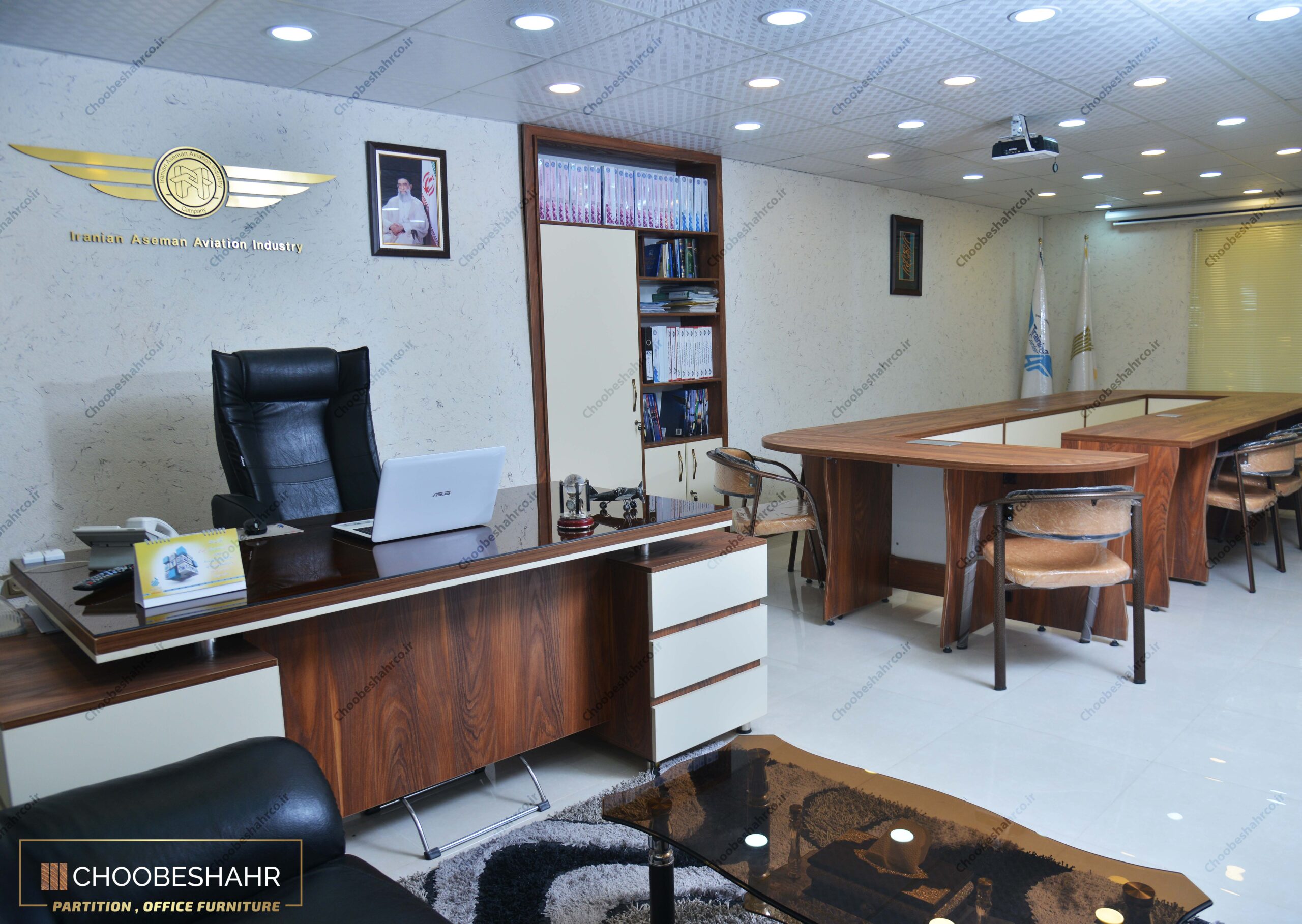 میز مدیریت و کنفرانس اتاق مدیریت دانشگاه آسمان ایرانیان