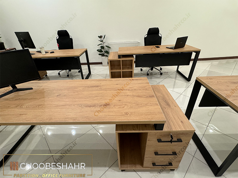 چیدمان و نمای کلی میزهای اداری مهندسی مدل ED-107 برند چوب‌شهر با فایل کشودار و پایه‌های فلزی مشکی در دفتر کار.